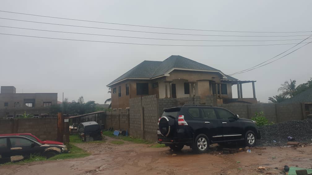 Houses For Sale – 4 Bedroom Uncompleted at Sakumono, Accra.