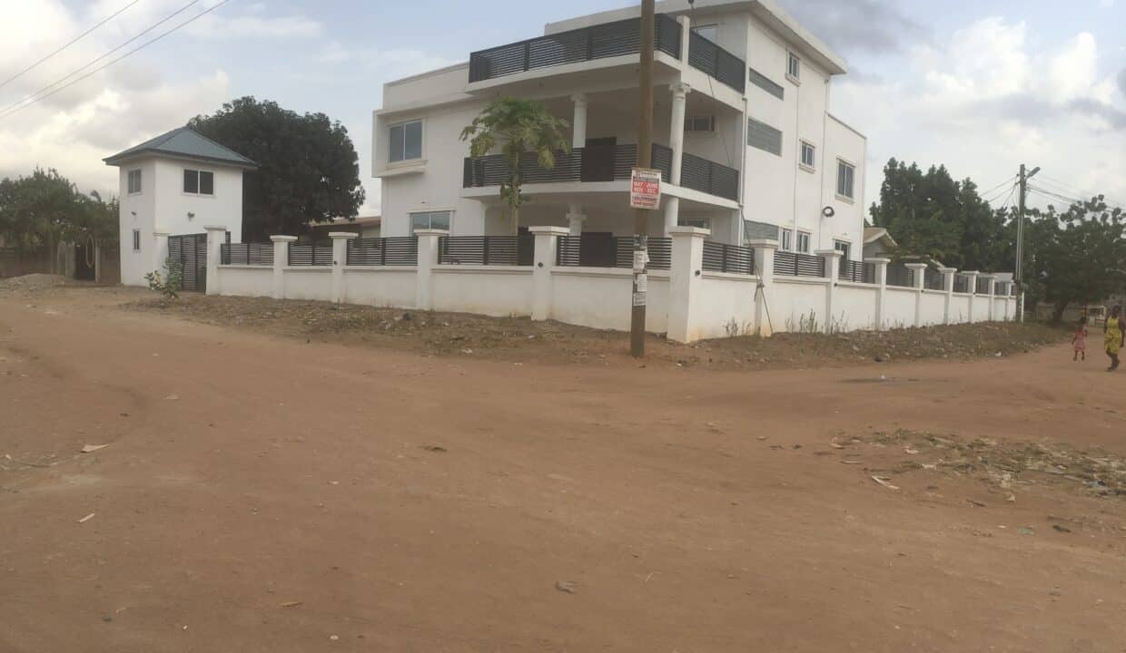 5 Bedroom Whitehouse For Sale at Accra, Pokuase Mayira4